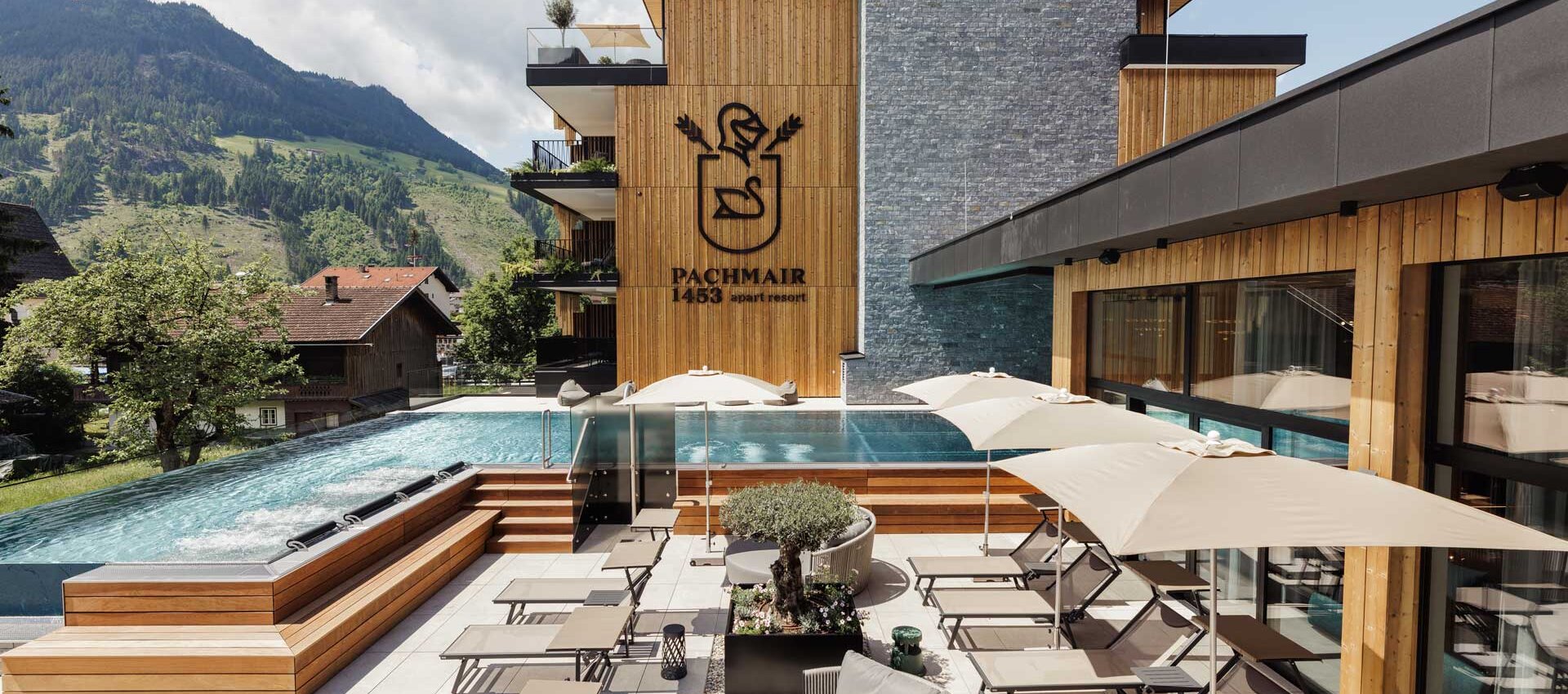 Pachmair-1453-Pool-mit-Sonnenterrasse