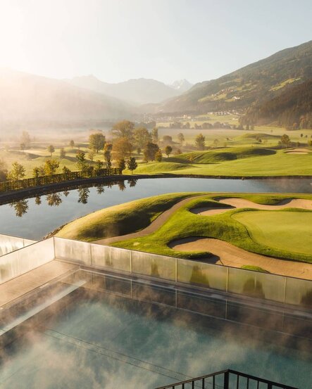 Golfplatz-InfinityPool-Drohne-Herbst-2-Golfclub Zillertal