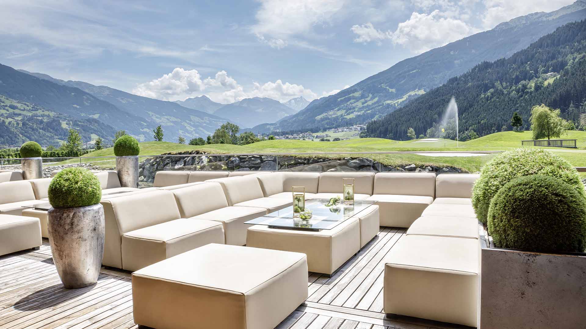 club house-terraceLounge-Golfclub Zillertal