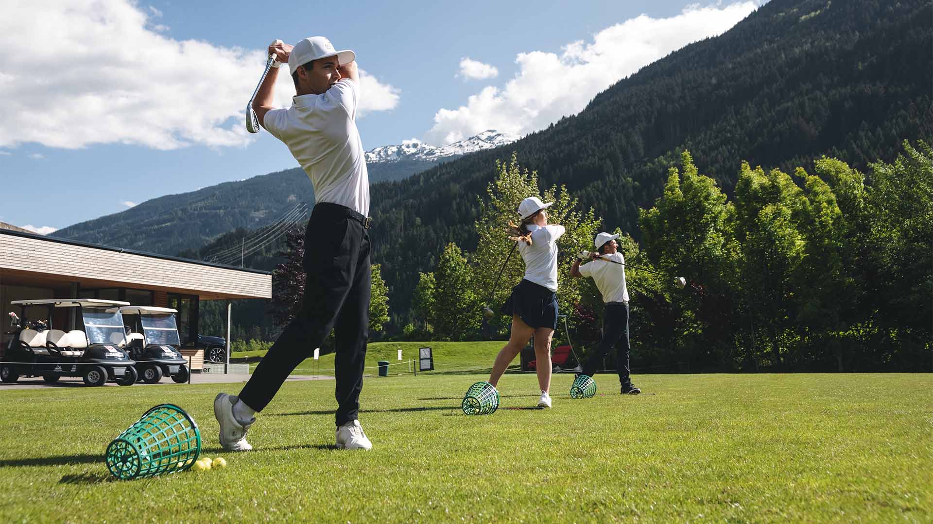 Golfspiel-Abschlag-mitFreunden-22-Golfclub Zillertal